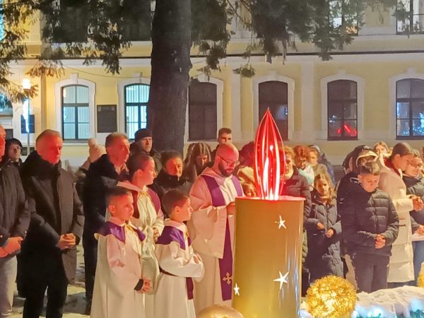 Gospić: Upaljena četvrta adventska svijeća