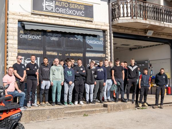 Spoj prakse i obrazovanja: Auto Servis Orešković ugostio učenike Strukovne škole Gospić povodom sedme godišnjice rada