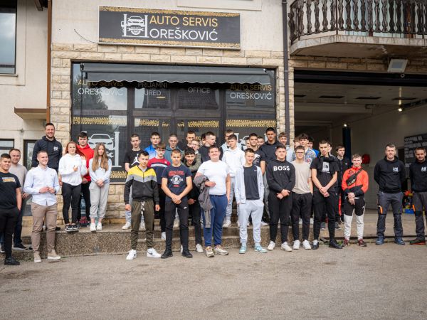 Auto Servis Orešković proslavio šestu godišnjicu uz posjet učenika Strukovne škole Gospić Auto Servis Orešković proslavio šestu godišnjicu uz posjet učenika Strukovne škole Gospić