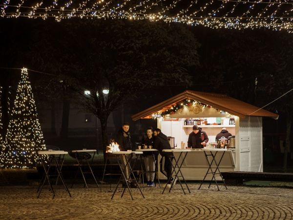 ADVENT U OTOČCU 2023: Javni poziv za zakup adventskih kućica