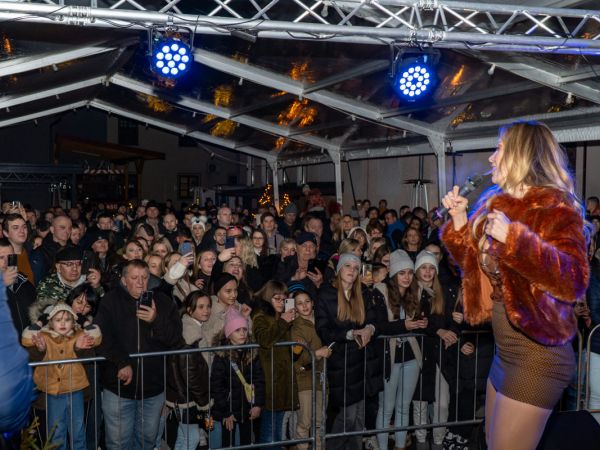 Spektakularni završetak “Adventa u Lici”: Lidija Bačić oduševila posjetitelje. Pogledajte što se sve događalo sinoć! Spektakularni završetak “Adventa u Lici”: Lidija Bačić oduševila posjetitelje. Pogledajte što se sve događalo sinoć!