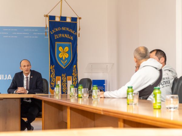 Župan Petry primio brončane osvajače medalje i darovao im skulpturu s grbom Velebitske degenije Župan Petry primio brončane osvajače medalje i darovao im skulpturu s grbom Velebitske degenije
