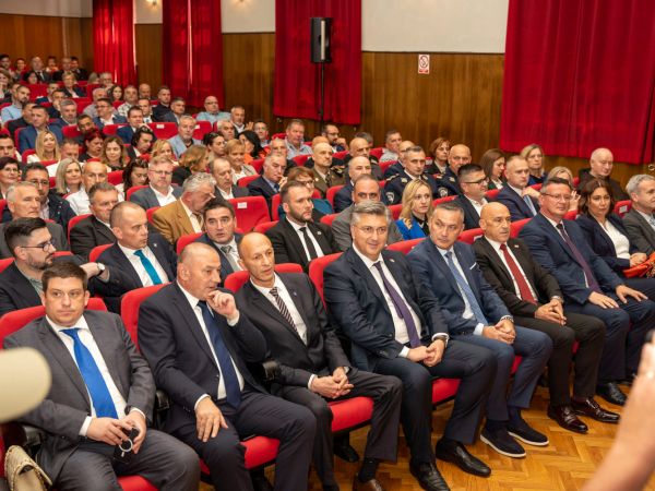 U nazočnosti premijera Plenkovića i brojnih ministara održana svečana sjednica povodom Dana Ličko-senjske županije 