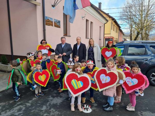 Župan Ernest Petry i načelnik Fumić prisustvovali maskenbalu Dječjeg Vrtića Tratinčica u Brinju Župan Ernest Petry i načelnik Fumić prisustvovali maskenbalu Dječjeg Vrtića Tratinčica u Brinju