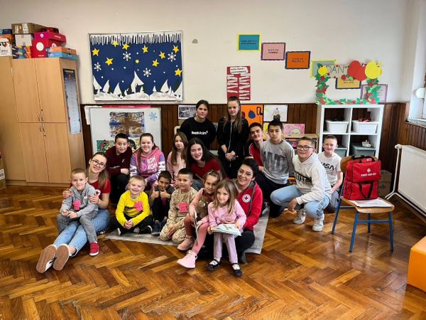 Crveni križ Gospić posjetio Osnovne škole u Pazarištu i Klancu Crveni križ Gospić posjetio Osnovne škole u Pazarištu i Klancu