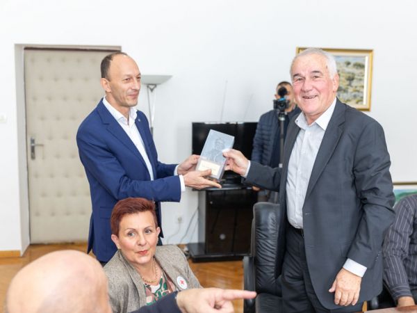 VIDEO Župan Ličko-senjske županije Ernest Petry primio u svom uredu aktiviste Crvenog križa i dobrovoljne darivatelje krvi VIDEO Župan Ličko-senjske županije Ernest Petry primio u svom uredu aktiviste Crvenog križa i dobrovoljne darivatelje krvi
