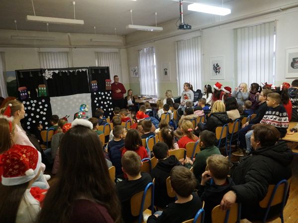 Održan božićni program “Bijeli Božić kod nas tu u Gospiću” Održan božićni program “Bijeli Božić kod nas tu u Gospiću”