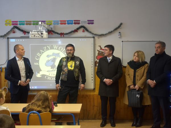 Bikeri moto cluba “Crazy Wolfs“ donirali područnu školu u Smiljanu Bikeri moto cluba “Crazy Wolfs“ donirali područnu školu u Smiljanu