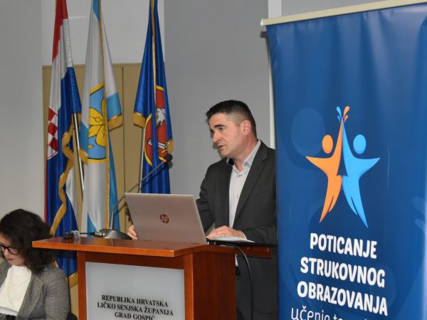 U Gospiću održan okrugli stol „Naukovanje koje povezuje – suradnja obrazovanja i gospodarstva“