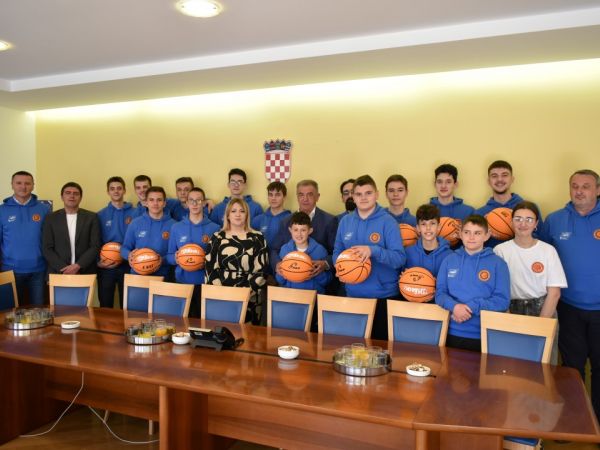 Prvaci IV. košarkaške kadetske lige na svečanom prijemu kod gradonačelnika Milinovića 