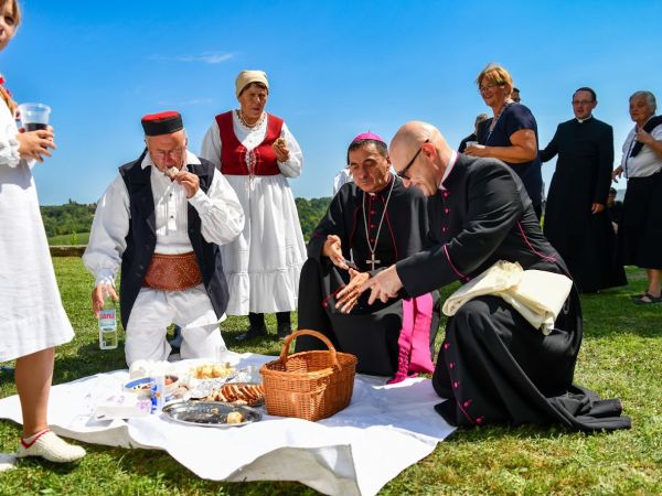 Svečano proslavljena svetkovina sv. Jelene Križarice u Rakovici - biskup Medo: “Križ nije kraj, nego početak” Svečano proslavljena svetkovina sv. Jelene Križarice u Rakovici - biskup Medo: “Križ nije kraj, nego početak”
