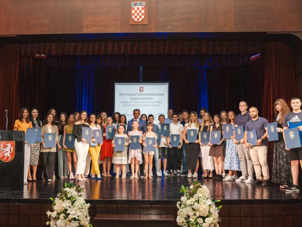 Gradonačelnik Gospića Darko Milinović uručio pohvalnice najboljim učenicima i studentima Gradonačelnik Gospića Darko Milinović uručio pohvalnice najboljim učenicima i studentima