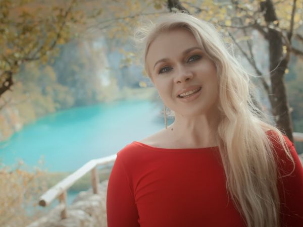 POGLEDAJTE SPOT: Ana Žagar - Drvosječe / Raj na zemlji POGLEDAJTE SPOT: Ana Žagar - Drvosječe / Raj na zemlji