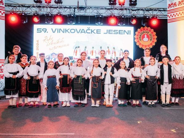 Dječja skupina HKUD-a “Široka Kula” predstavila Ličko-senjsku županiju na 59. Vinkovačkim jesenima Dječja skupina HKUD-a “Široka Kula” predstavila Ličko-senjsku županiju na 59. Vinkovačkim jesenima
