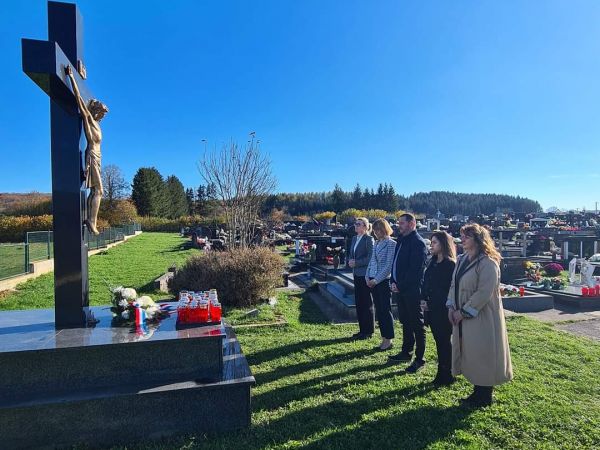 Predstavnici Općine Brinje odali počast stradalim i preminulim braniteljima i sugrađanima