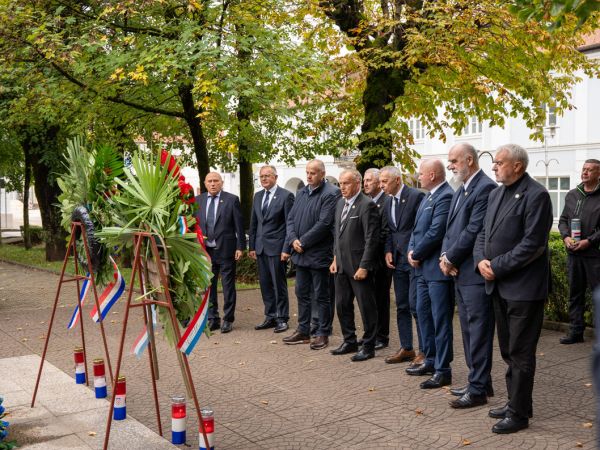 FOTO / Vodstvo Hrvatskog generalskog zbora odalo počast herojima Domovinskog rata u Gospiću