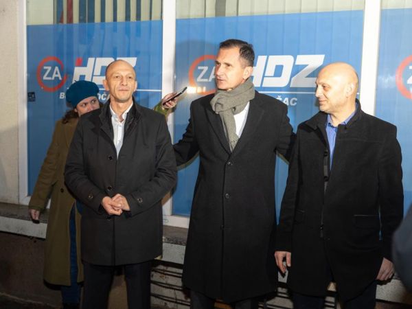 Primorac nastavio kampanju u Otočcu uz snažnu podršku članova i simpatizera HDZ-a Primorac nastavio kampanju u Otočcu uz snažnu podršku članova i simpatizera HDZ-a
