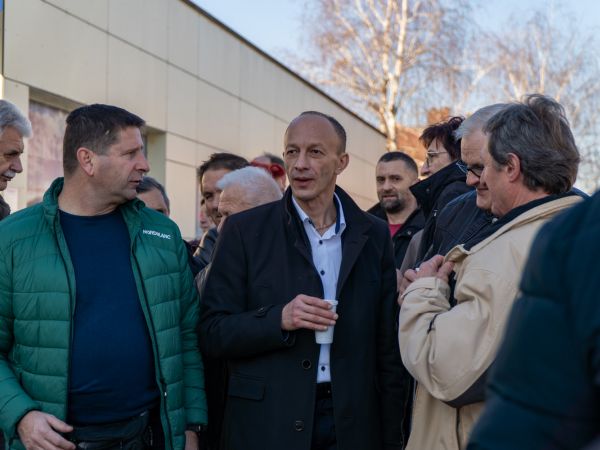 Gospićka tržnica u znaku blagdanskog veselja: HDZ organizirao tradicionalno druženje