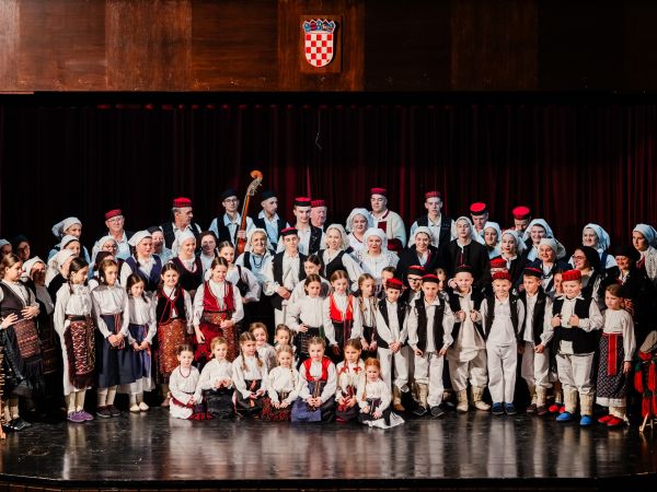 FOTO / Lička tradicija oduševila publiku: Održan 11. godišnji koncert HKUD-a “Široka Kula” u Gospiću