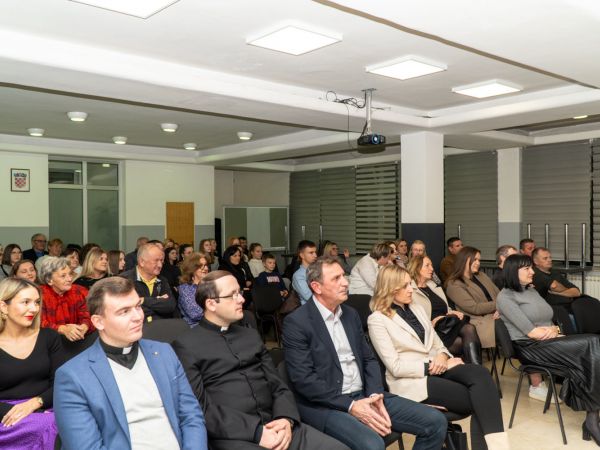 HKUD “Široka Kula”: Održana svečana sjednica i predstavljen novi album naziva “Kulo naša, pjesmom sagrađena”. Pogledajte galeriju slika!