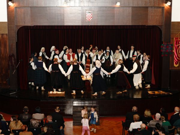 Održan nezaboravan koncert HKUD-a “Široka Kula”: Večer folklora, tradicije i zabave! Donosimo galeriju slika kako je bilo!