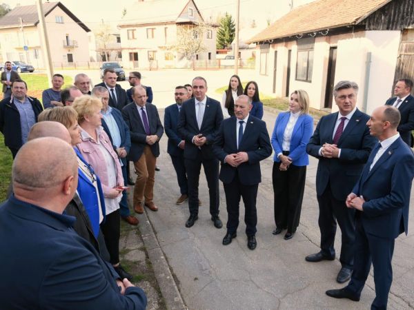 U Perušiću svečano otkrivena spomen-ploča u sjetu na osnivanje HDZ-a za Zajednicu općina Gospić, Perušić i Karlobag U Perušiću svečano otkrivena spomen-ploča u sjetu na osnivanje HDZ-a za Zajednicu općina Gospić, Perušić i Karlobag