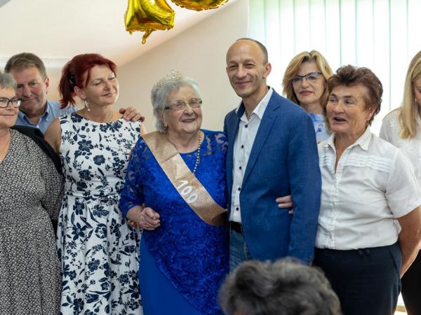 Baka Zorka iz Brinja proslavila 100. rođendan