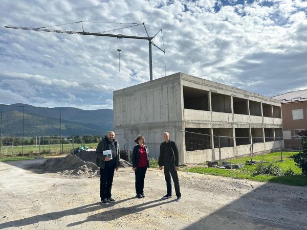 Župan Petry obišao radove na dogradnji Osnovne škole u Korenici Župan Petry obišao radove na dogradnji Osnovne škole u Korenici