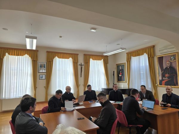 U Gospiću održan sastanak za organizaciju biskupskog ređenja mons. Marka Mede