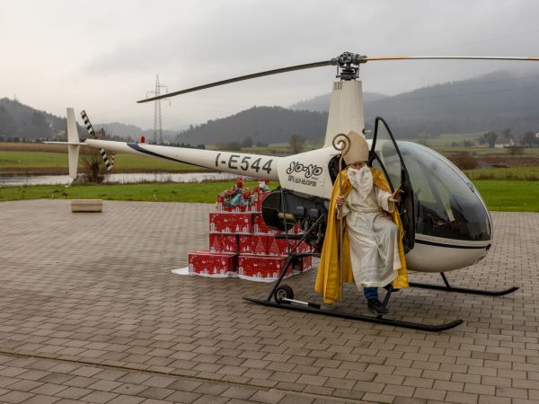 Sveti Nikola stiže u Gacku s helikopterom punim poklona
