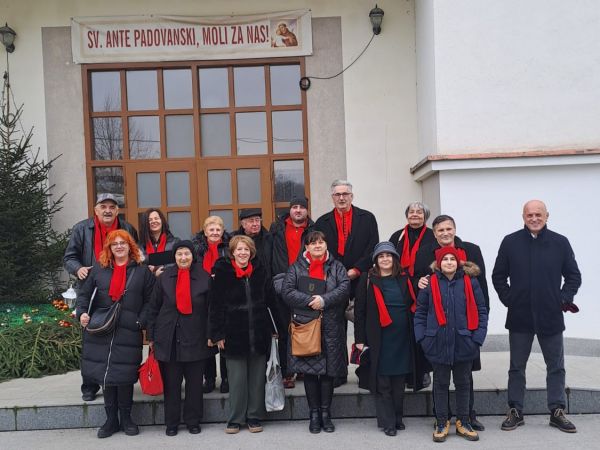 Gradski zbor “Vila Velebita” iz Gospića oduševio Vojnićane Gradski zbor “Vila Velebita” iz Gospića oduševio Vojnićane