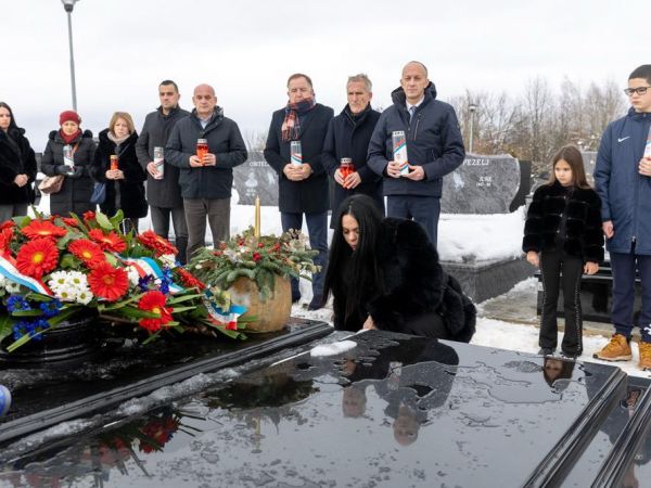 Župan Petry sa suradnicima odao počast Milanu Koliću, dugogodišnjem gradonačelniku Gospića i županu Ličko-senjske županije Župan Petry sa suradnicima odao počast Milanu Koliću, dugogodišnjem gradonačelniku Gospića i županu Ličko-senjske županije