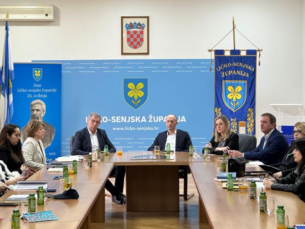 U Ličko-senjskoj županiji održan sastanak na temu provedbe sigurnosnih mjera u osnovnim i srednjim školama U Ličko-senjskoj županiji održan sastanak na temu provedbe sigurnosnih mjera u osnovnim i srednjim školama