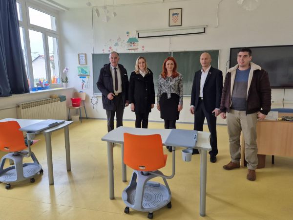 U punom jeku radovi na uređenju i opremanju škole u Lovincu vrijedni cca 240 tisuća eura U punom jeku radovi na uređenju i opremanju škole u Lovincu vrijedni cca 240 tisuća eura