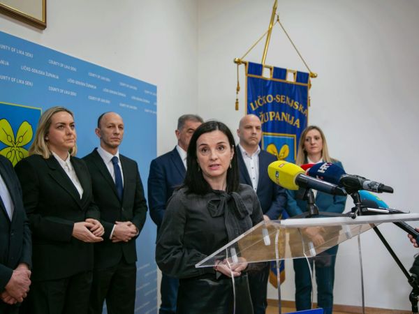 Problem nelegalnog otpada u Gospiću: Ministrica Vučković najavila sanaciju i izmjene zakona, župan Petry naglasio potrebu za kaznenim progonom odgovornih osoba Problem nelegalnog otpada u Gospiću: Ministrica Vučković najavila sanaciju i izmjene zakona, župan Petry naglasio potrebu za kaznenim progonom odgovornih osoba