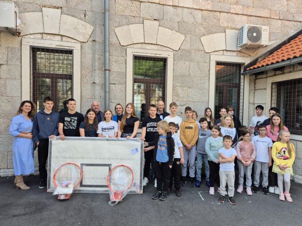 Igralište Osnovne škole Karlobag “Šime Starčević” bogatije za novu košarkašku opremu Igralište Osnovne škole Karlobag “Šime Starčević” bogatije za novu košarkašku opremu