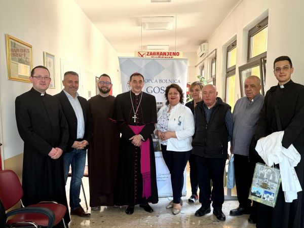 Biskup Medo blagoslovio novi drveni oltar u kapeli Opće bolnice Gospić