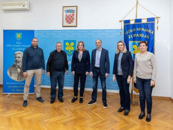 Potpisan ugovor o uređenju stacionara Doma zdravlja u Vrhovinama vrijedan 100 tisuća eura Potpisan ugovor o uređenju stacionara Doma zdravlja u Vrhovinama vrijedan 100 tisuća eura