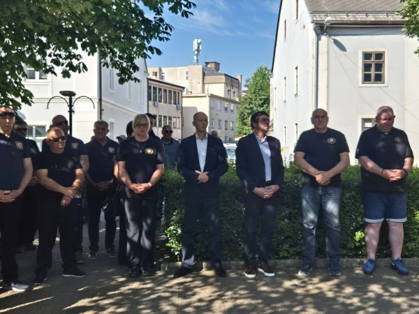 Pripadnici Saveza udruga branitelja radnika RH u Gospiću odali počast poginulim i nestalim hrvatskim braniteljima Pripadnici Saveza udruga branitelja radnika RH u Gospiću odali počast poginulim i nestalim hrvatskim braniteljima