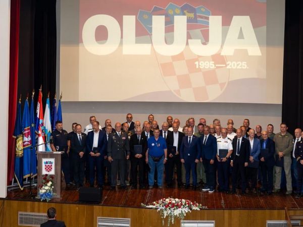Ministar Medved u Gospiću uručio zahvalnice braniteljskim postrojbama povodom 30. obljetnice Oluje Ministar Medved u Gospiću uručio zahvalnice braniteljskim postrojbama povodom 30. obljetnice Oluje