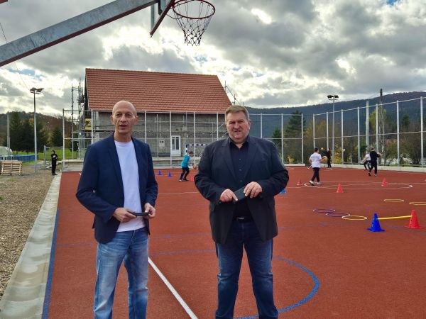 Završen projekt izgradnje višenamjenskog školskog igrališta u Brinju vrijednog 215.000 eura – župan Petry obišao igralište s načelnikom Fumićem Završen projekt izgradnje višenamjenskog školskog igrališta u Brinju vrijednog 215.000 eura – župan Petry obišao igralište s načelnikom Fumićem