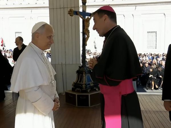 Hodočasnici Gospićko-senjske biskupije u Rimu: Susret s Papom, knjiga o Kosinju i snažna propovijed o vjeri, žrtvi i budućnosti Hodočasnici Gospićko-senjske biskupije u Rimu: Susret s Papom, knjiga o Kosinju i snažna propovijed o vjeri, žrtvi i budućnosti