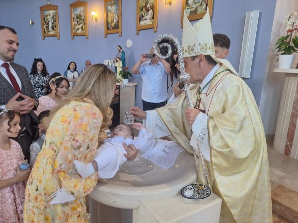 Biskup Marko Medo krstio osmo dijete u obitelji Golomejić u Kistanjama