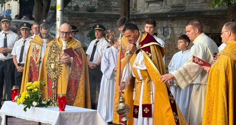 Najbolje iz Like - Senj svečano proslavio svetkovinu Presvetog Tijela i Krvi Kristove