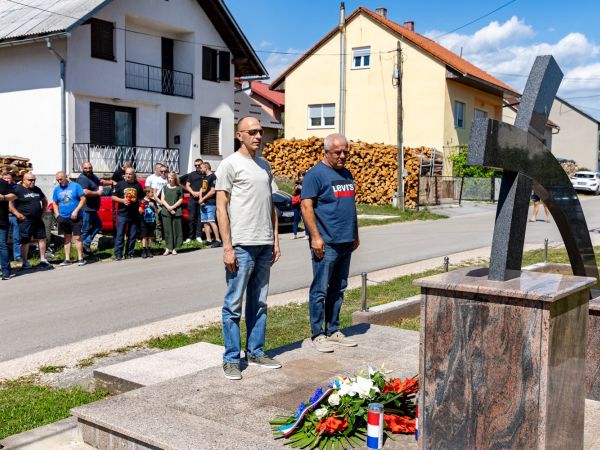 Memorijalni malonogometni turnir “Nikola Zdunić – Harga” započeo odavanjem počasti hrvatskim braniteljima