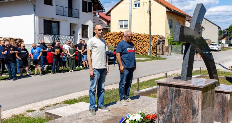 Najbolje iz Like - Memorijalni malonogometni turnir “Nikola Zdunić – Harga” započeo odavanjem počasti hrvatskim braniteljima