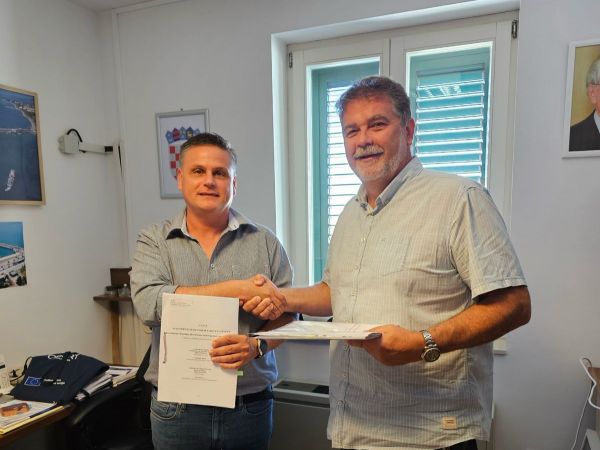 Novi iskorak u sigurnosti luke: Lučka uprava Novalja i tvrtka Marinetek potpisali ugovor za valobranski ponton