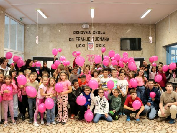 FOTO “Mama, budi zdrava“: Učenici OŠ dr. Franje Tuđmana Lički Osik obilježili Dan ružičaste vrpce FOTO “Mama, budi zdrava“: Učenici OŠ dr. Franje Tuđmana Lički Osik obilježili Dan ružičaste vrpce