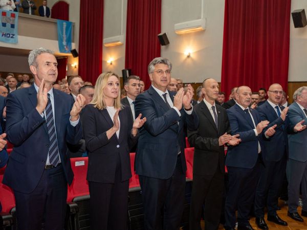Premijer Plenković stiže u Gospić na obilježavanje 36. obljetnice HDZ-a Premijer Plenković stiže u Gospić na obilježavanje 36. obljetnice HDZ-a