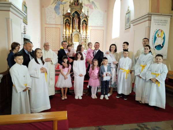 Krštenje sedmog djeteta u obitelji Kolačević Krštenje sedmog djeteta u obitelji Kolačević